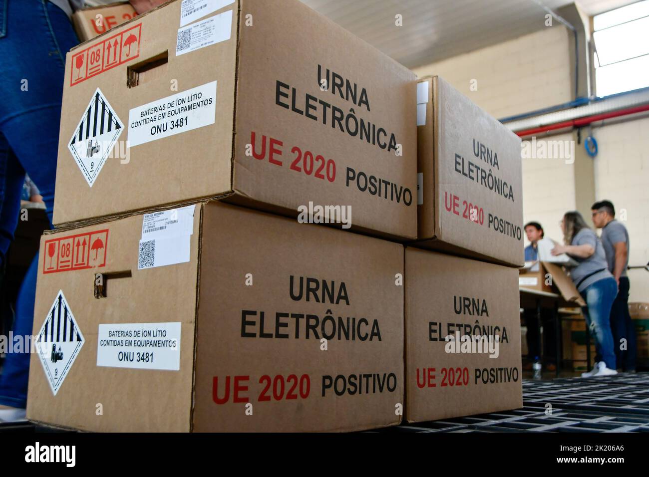 BRASÍLIA, DF - 21.09.2022: TRE REALIZA LACRAÇÃO DAS URNAS ELETRÔNICAS - Photo of the box containing the electronic voting machine to be distributed. This Wednesday (21) the TRE of the Federal District began the process of sealing and putting in boxes the electronic ballot boxes to distribute in the region's elections. (Photo: Ton Molina/Fotoarena) Stock Photo