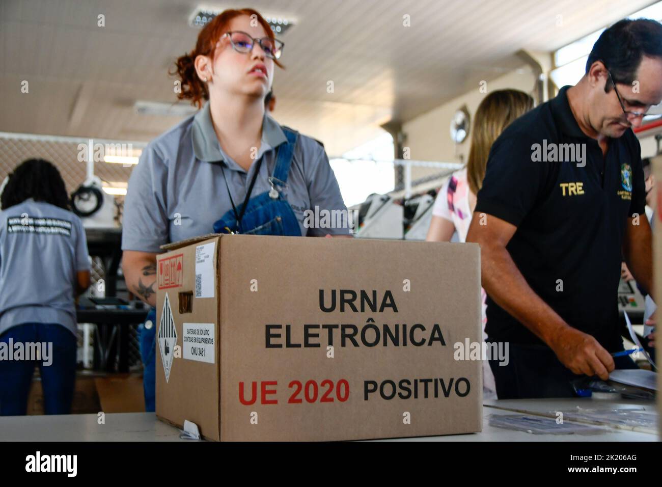 BRASÍLIA, DF - 21.09.2022: TRE REALIZA LACRAÇÃO DAS URNAS ELETRÔNICAS - Photo Employees of TRE DF checking and loading the box with an electronic ballot box. This Wednesday (21) the TRE of the Federal District began the process of sealing and putting in boxes the electronic ballot boxes to distribute in the region's elections. (Photo: Ton Molina/Fotoarena) Stock Photo