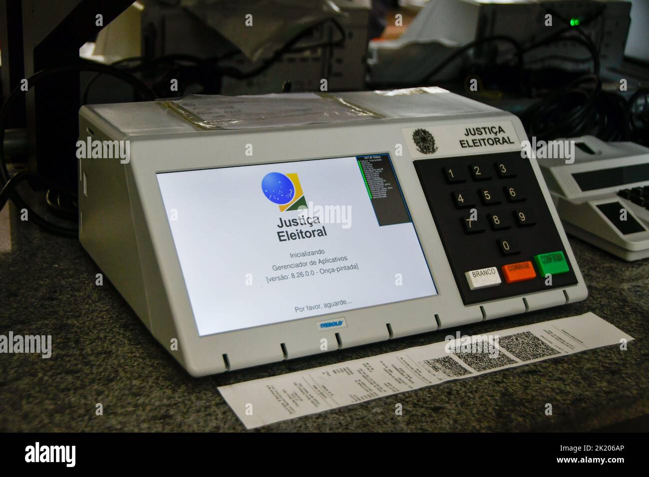 BRASÍLIA, DF - 21.09.2022: TRE REALIZA LACRAÇÃO DAS URNAS ELETRÔNICAS - Photo, Electronic Urn during review for sealing. This Wednesday (21) the TRE of the Federal District began the process of sealing and putting in boxes the electronic ballot boxes to distribute in the region's elections. (Photo: Ton Molina/Fotoarena) Stock Photo