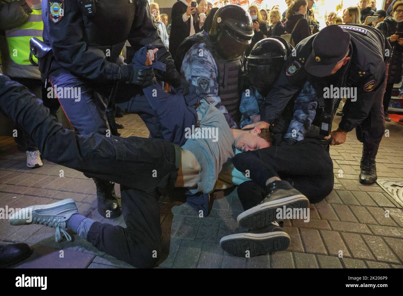 Russian law enforcement officers detain men during an unsanctioned rally, after opposition activists called for street protests against the mobilisation of reservists ordered by President Vladimir Putin, in Moscow, Russia September 21, 2022. REUTERS/REUTERS PHOTOGRAPHER     TPX IMAGES OF THE DAY Stock Photo