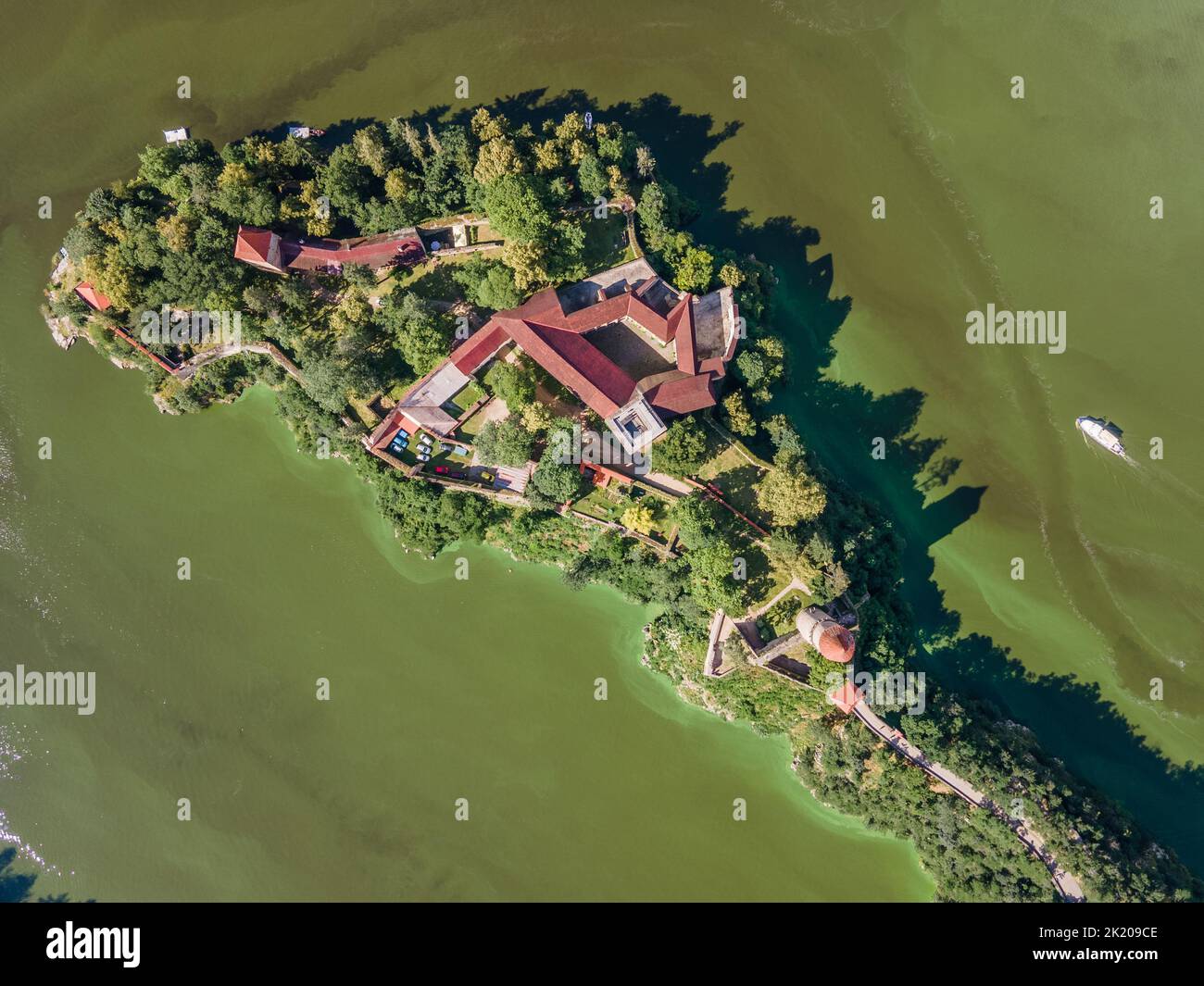A top view of a castle between two rivers Stock Photo - Alamy