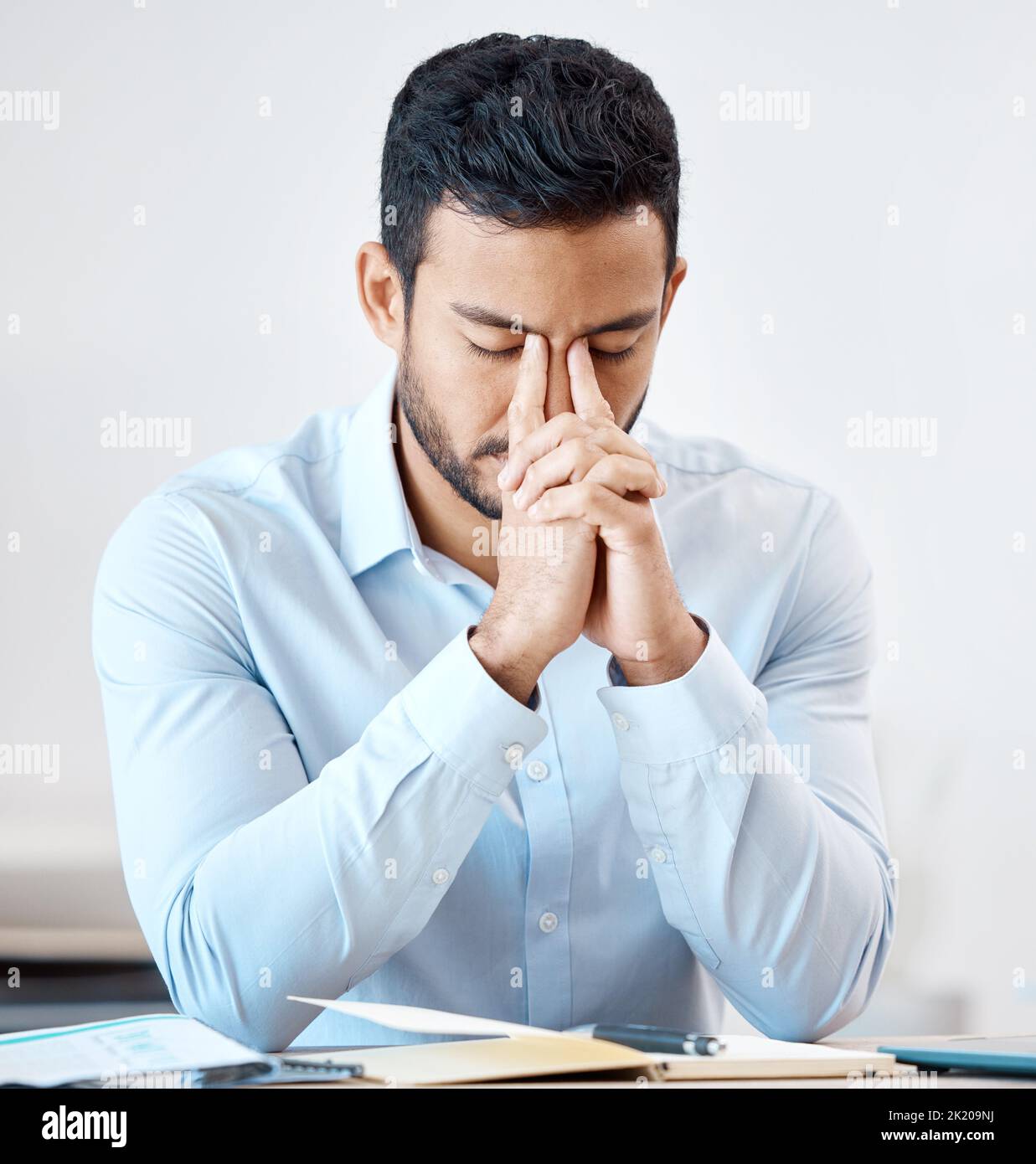 Employee stress desk hi-res stock photography and images - Alamy