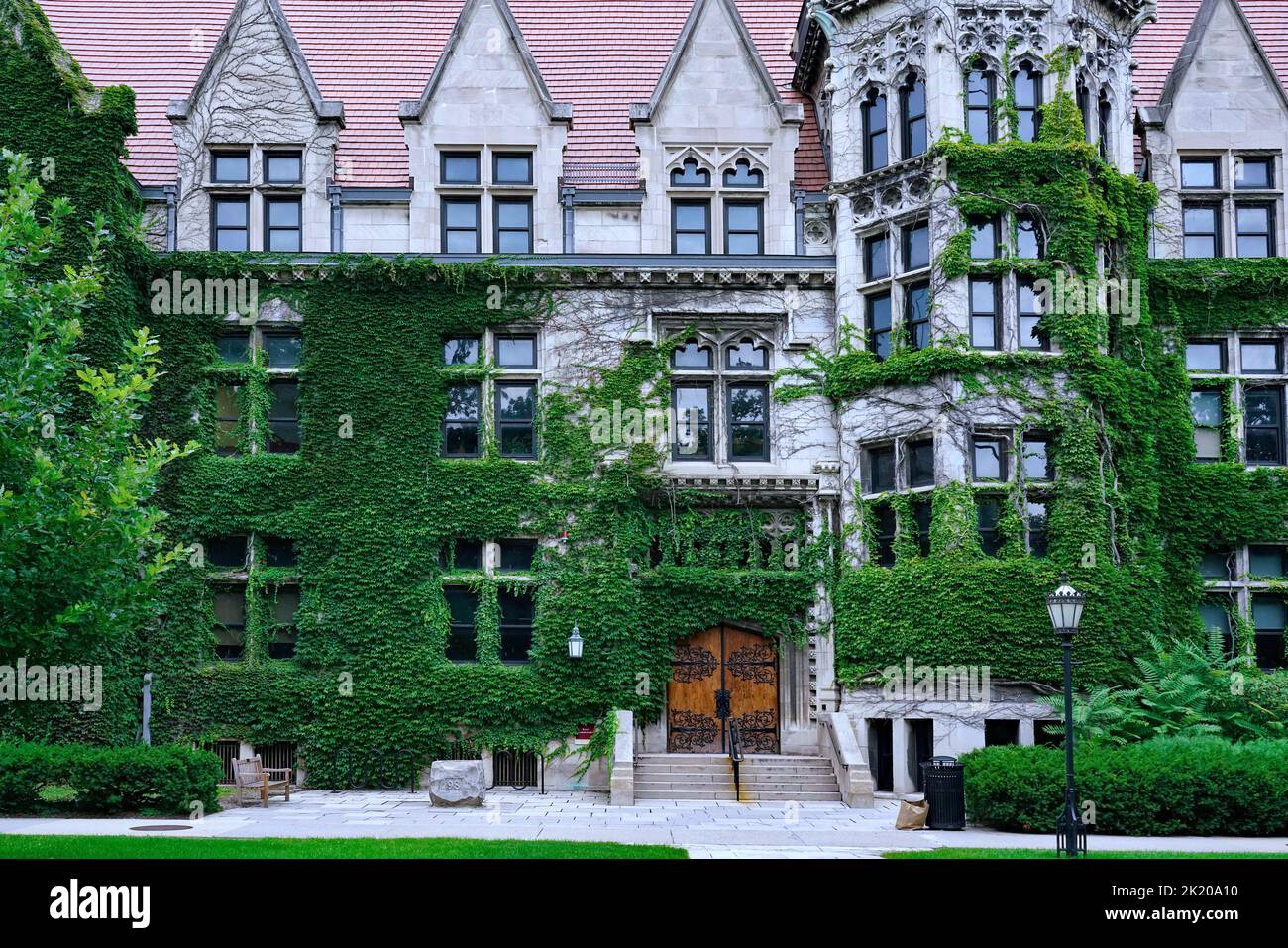 Chicago, USA - August 2022:  A gothic style stone building on the main quadrangles of the University of Chicago, the Kent Laborartory building. Stock Photo