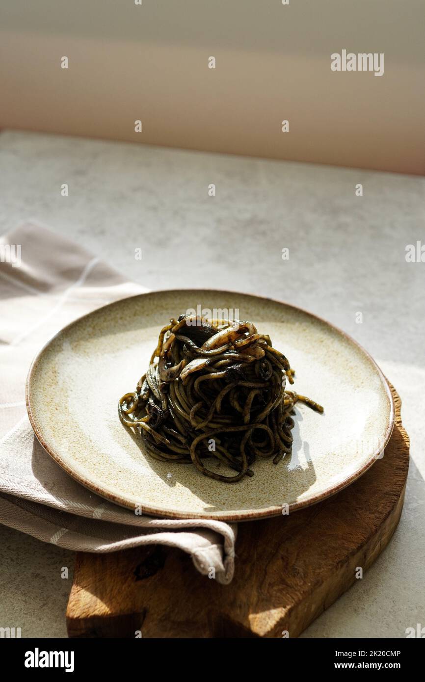 Spaghetti with squid ink (spaghetti al nero di seppia Stock Photo - Alamy