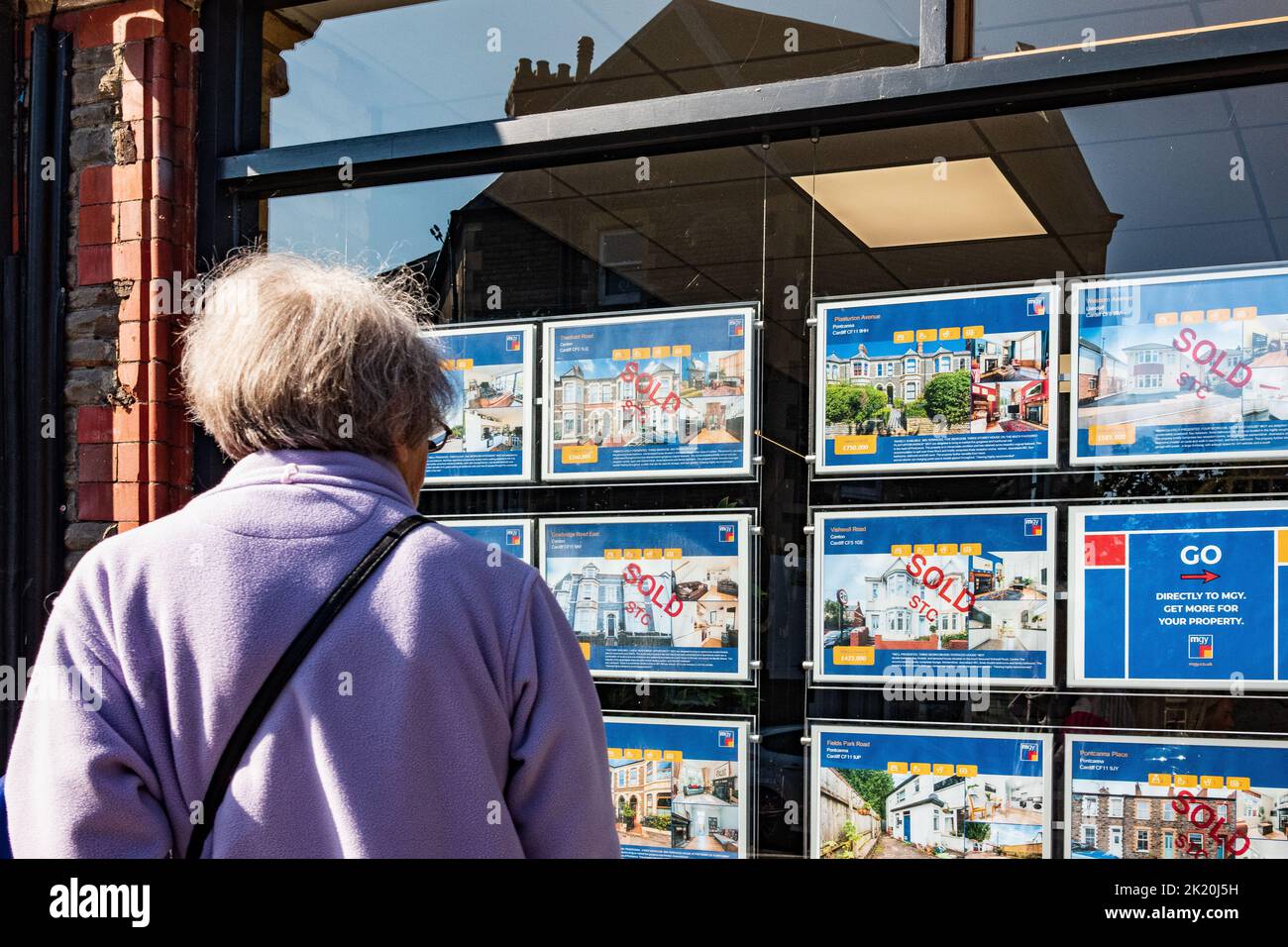Woman moving house real uk hires stock photography and images Alamy