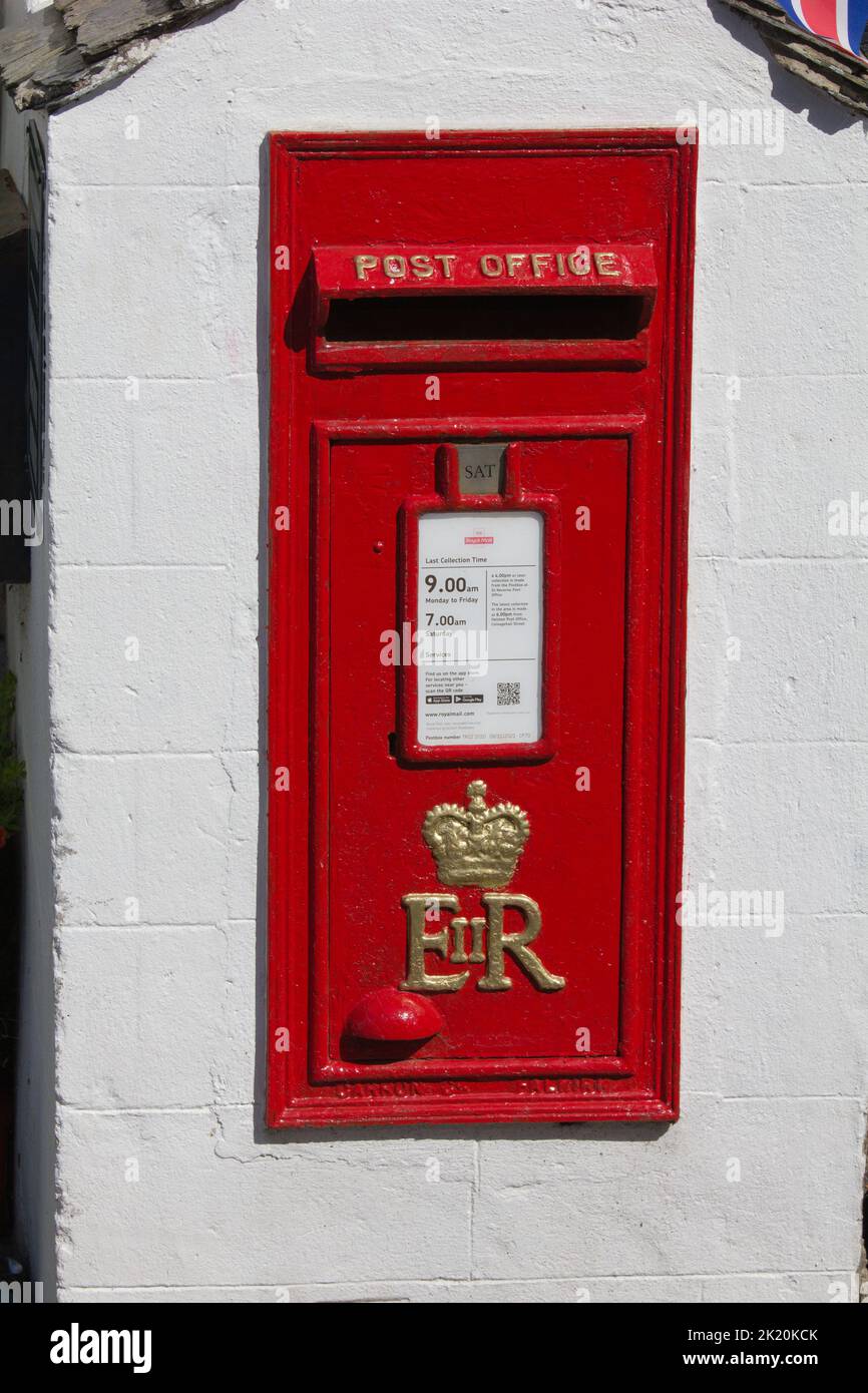 Post Office post box, Coverack, Cornwall.  ER symbol. Made at the Carron works, Falkirk, Scotland. Stock Photo