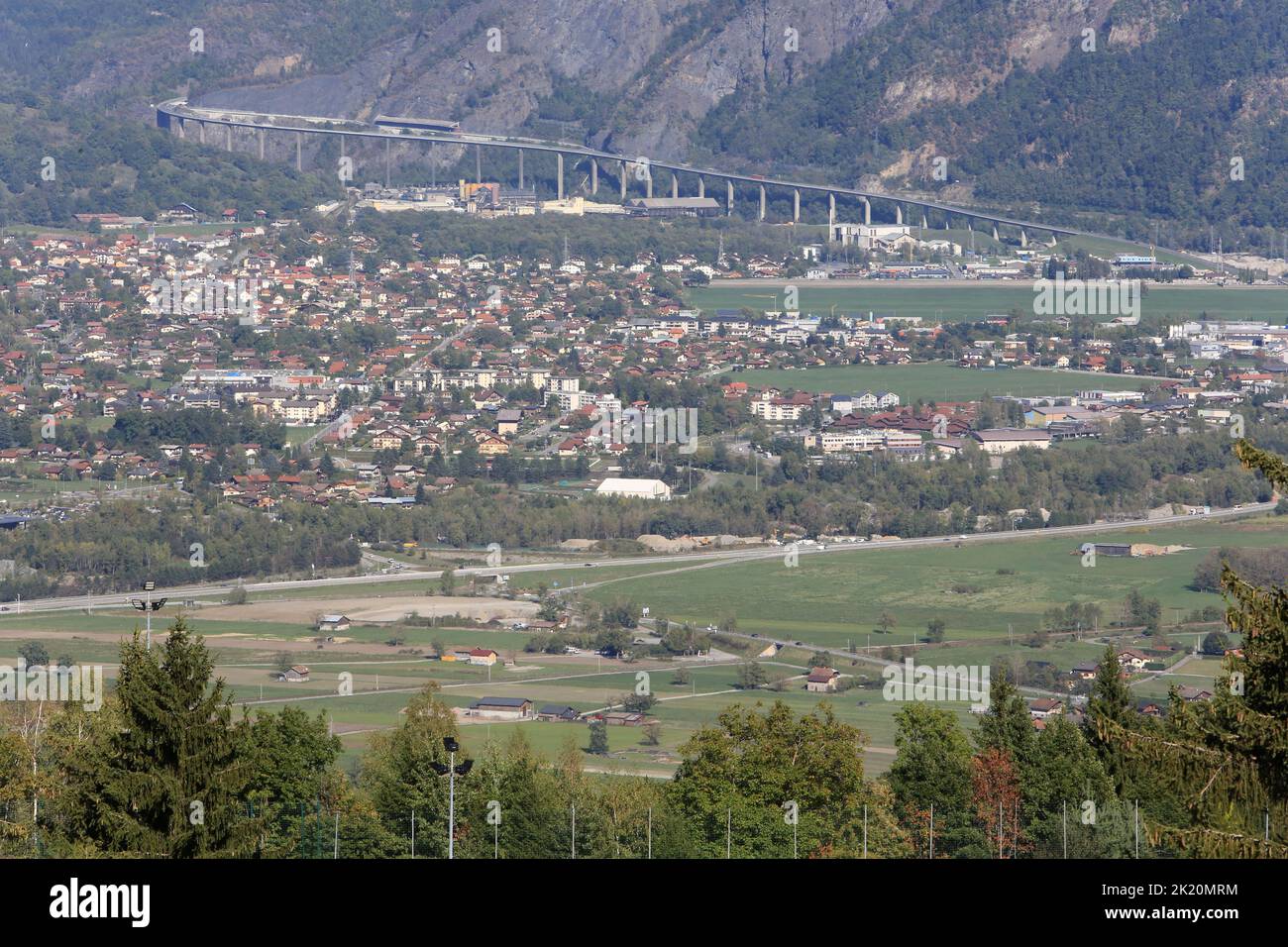 Viaduc des Égratz en direction de Chamonix. Vue depuis Combloux. Haute-Savoie. Auvergne-Rhône-Alpes. France. Europe. Stock Photo