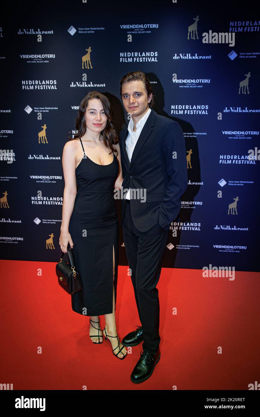2022-09-21 20:09:39 AMSTERDAM - Chris Peters with girlfriend Eva van Kleef  on the red carpet prior to the premiere of the opening film Zee van Tijd at  the Netherlands Film Festival. ANP