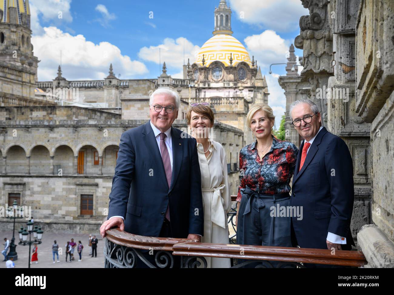 Guadalajara, Mexico. 21st Sep, 2022. German President Frank-Walter Steinmeier (l) and his wife Elke Büdenbender (2nd from left) are welcomed at the Palace of the Government of the State of Jalisco by Juan Enrique Ibarra Pedroza, Secretary General of the Government of the State of Jalisco, and his wife Guadalupe Gallo Perez. President Steinmeier and his wife are on a two-day visit to Mexico. Credit: Bernd von Jutrczenka/dpa/Alamy Live News Stock Photo