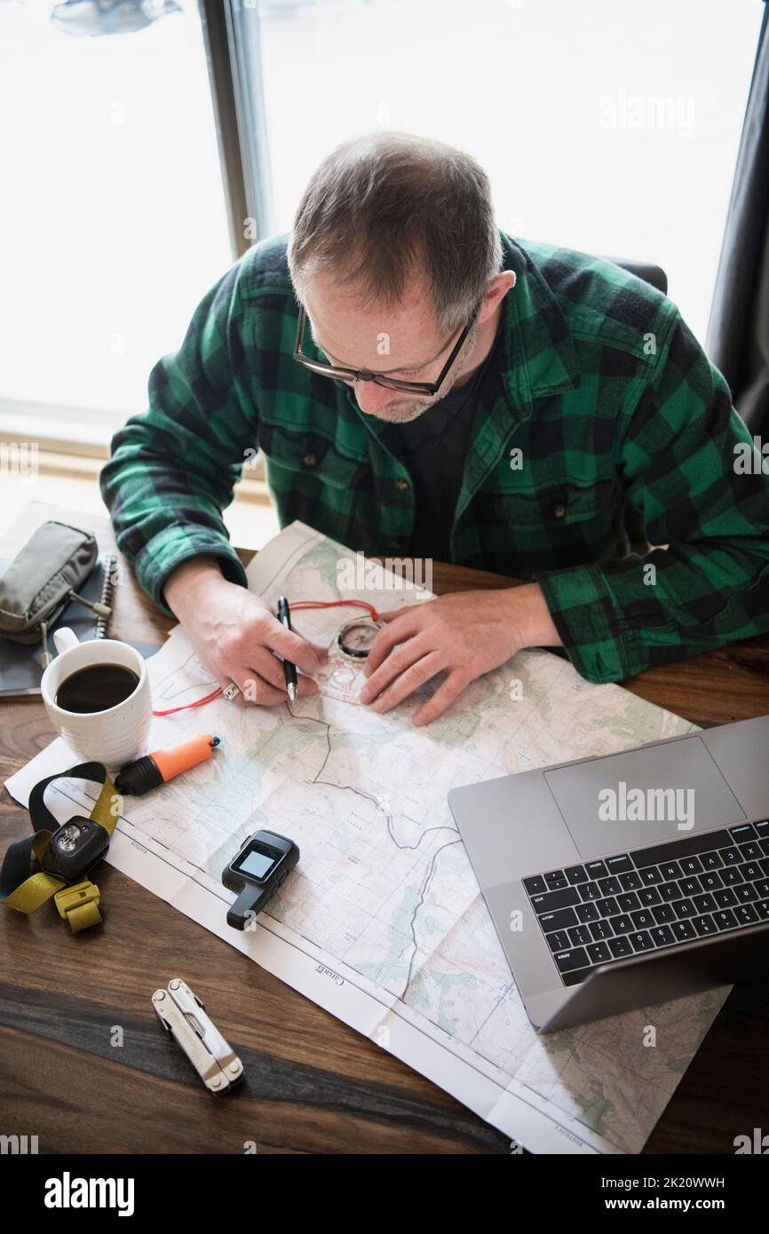 Planning vacation laptop map hi-res stock photography and images - Alamy