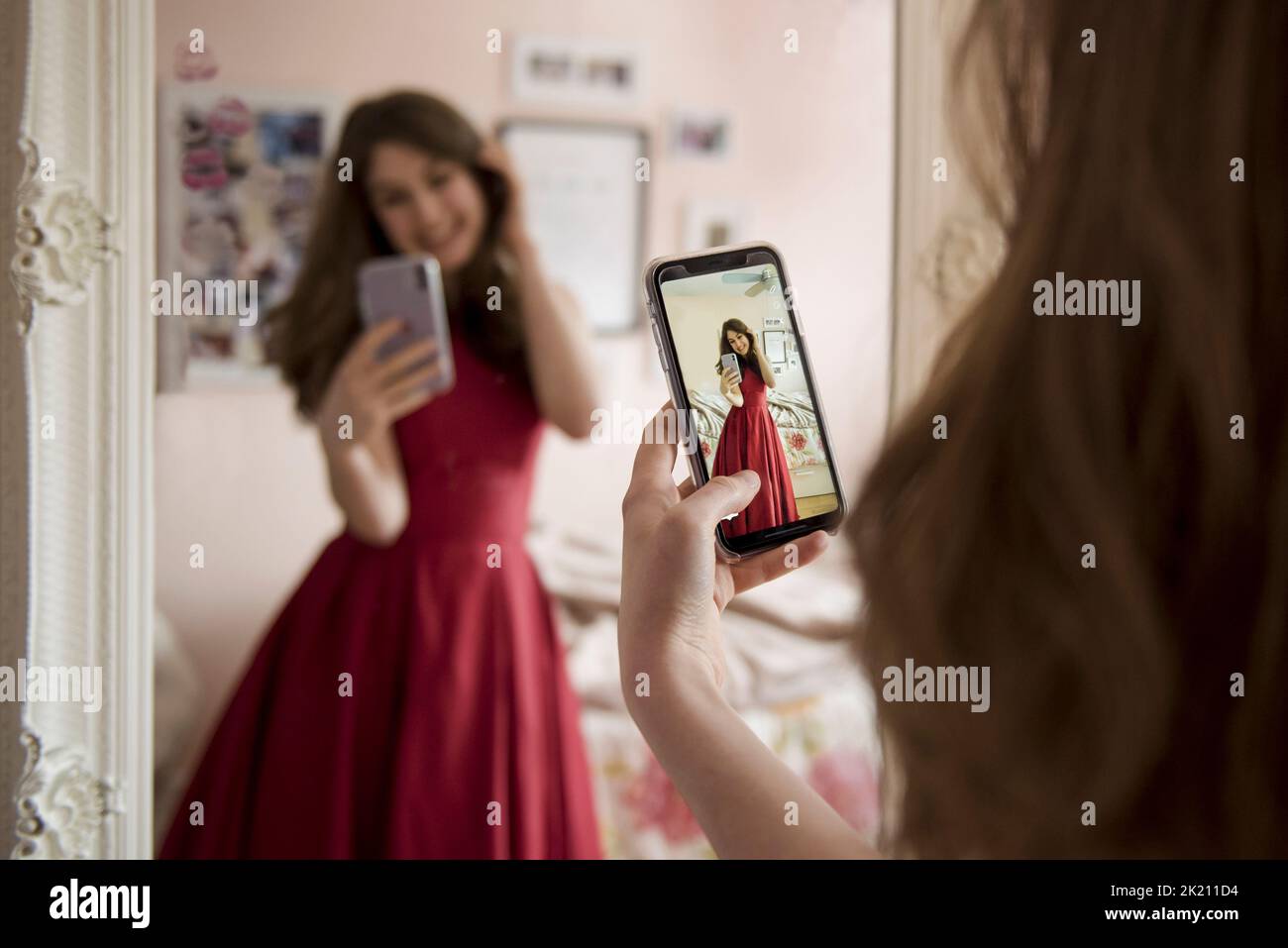 Selfie mirror outfit hi-res stock photography and images - Alamy