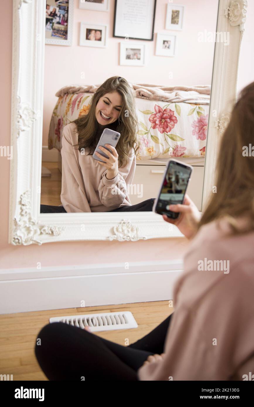 Girl selfie bedroom hires stock photography and images Alamy