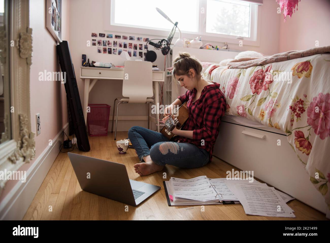 Girl teen sit floor hi-res stock photography and images - Alamy