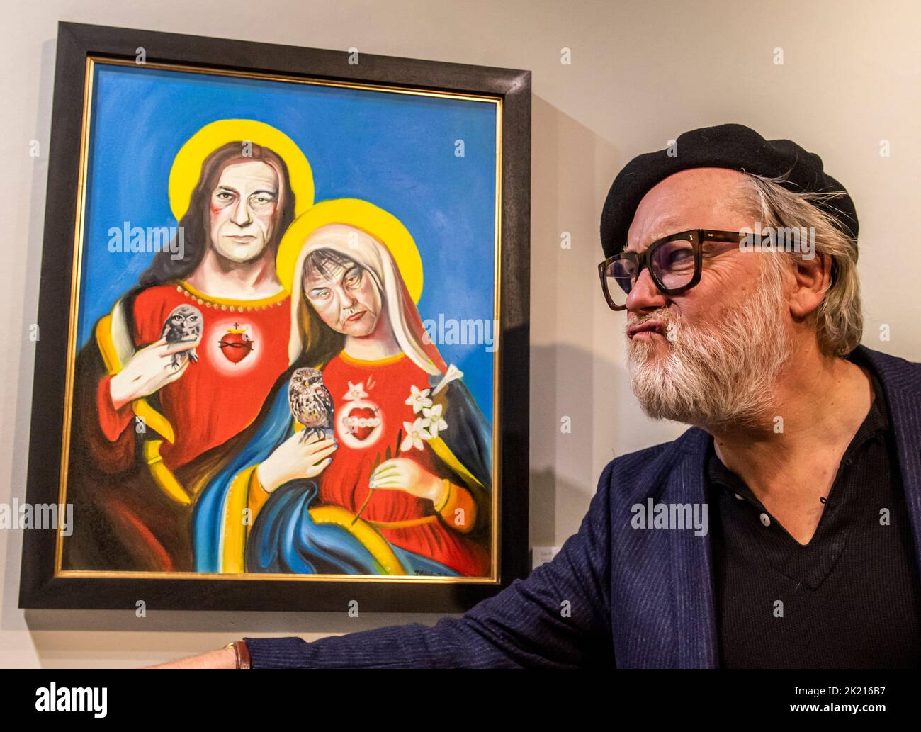 Harrogate, 21th September 2022. Jim Moir, aka Vic Reeves, posing with his painting at the opening of his new solo exhibition at the Red House Originals gallery. Picture Credit: ernesto rogata/Alamy Live News Stock Photo