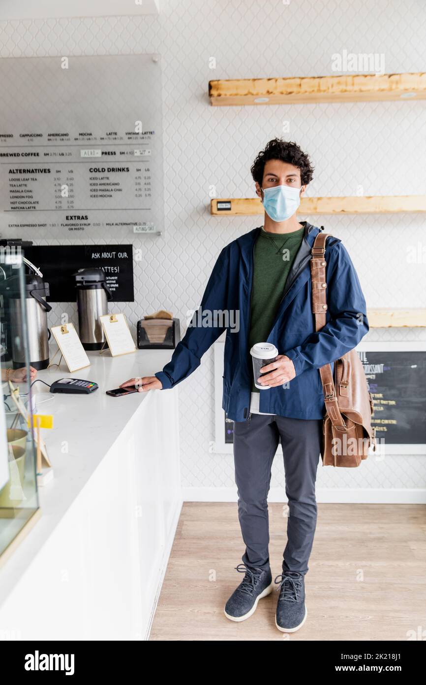 Man holding disposable mask hi-res stock photography and images - Alamy