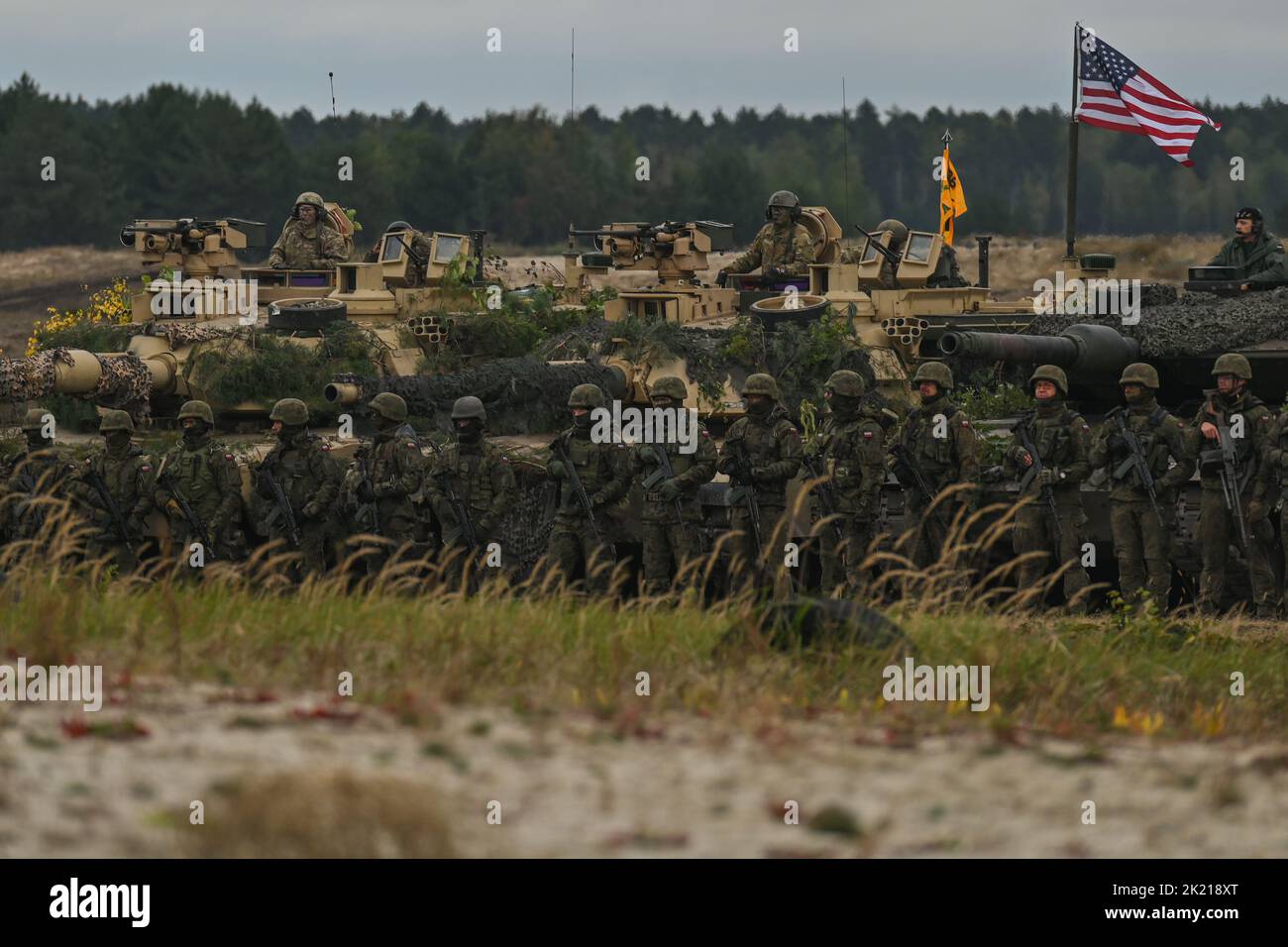 NOWA DEBA, POLAND. 21 September 2022. Polish Leopard and US Abrams tanks. Soldiers from Poland, the USA and Great Britain take part in the joint military exercise 'BEAR 22' (Polish: Niedzwiedz 22') in Podkarpacie, in eastern Poland.  The exercises will last until Friday and are designed to strengthen interoperability and cooperation with the Allies. Credit: ASWphoto/Alamy Live News Stock Photo