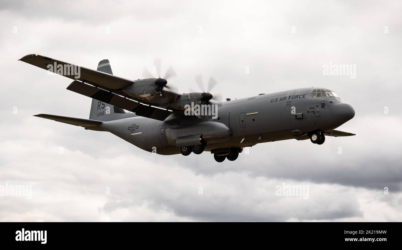A C-130J Super Hercules aircraft assigned to the 37th Airlift Squadron prepares to land during exercise Agile Wolf 22 at Koszalin, Poland, Sept. 14, 2022. After landing, the aircraft taxied and performed an engine running offload, which included 435th CRG Airmen loading the aircraft with simulated heavy equipment while the aircraft engines were still operating. (U.S. Air Force photo by Airman 1st Class Jared Lovett) Stock Photo
