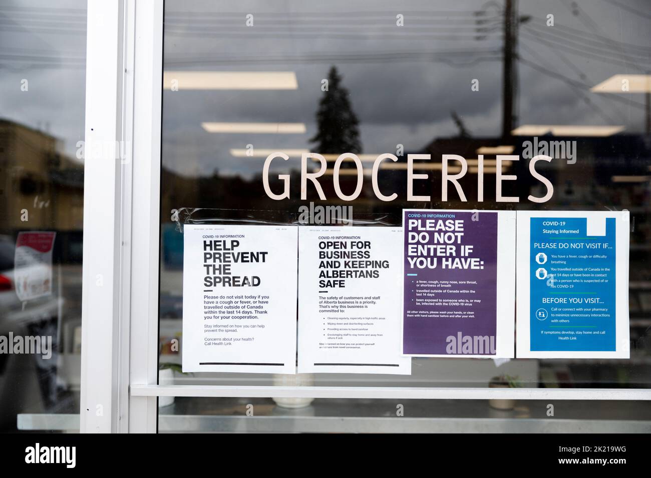 Coronavirus public health signs on grocery store window Stock Photo Alamy