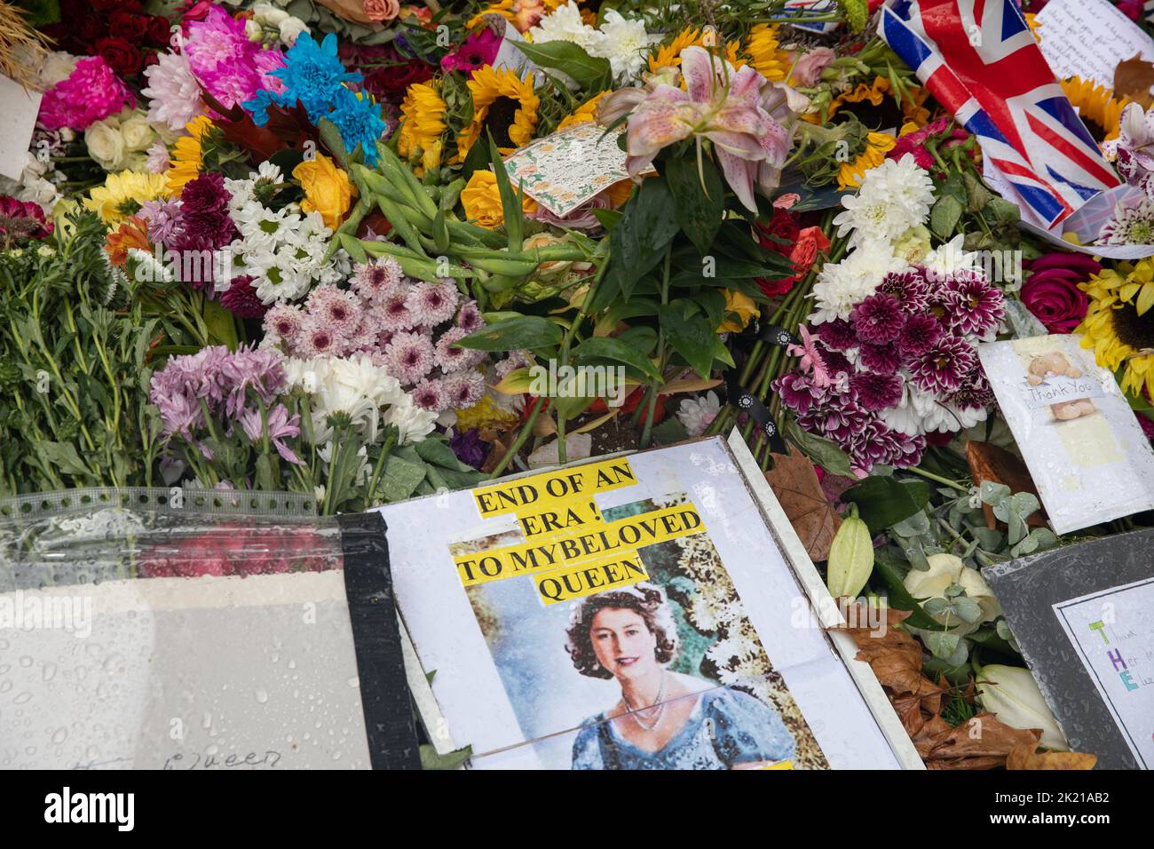 13th September 2022, Mourners Leave Tributes To Queen Elizabeth II At A ...