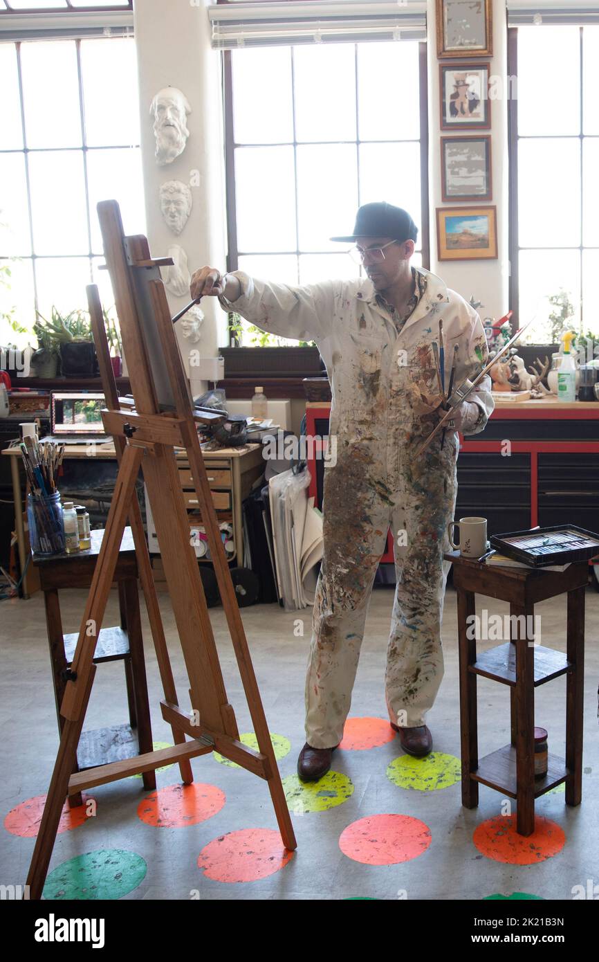 Artist easel painting hi-res stock photography and images - Alamy
