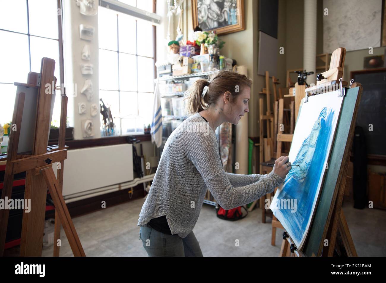 Painting with an easel hi-res stock photography and images - Alamy