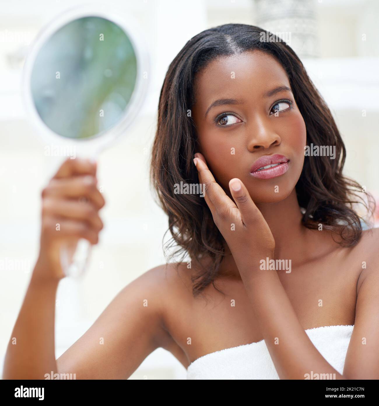 Women looking in mirror hires stock photography and images Alamy