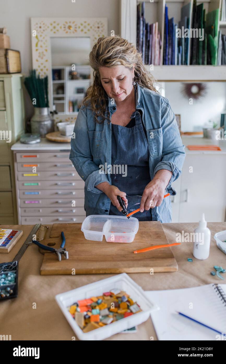 Female glass artist hires stock photography and images Alamy