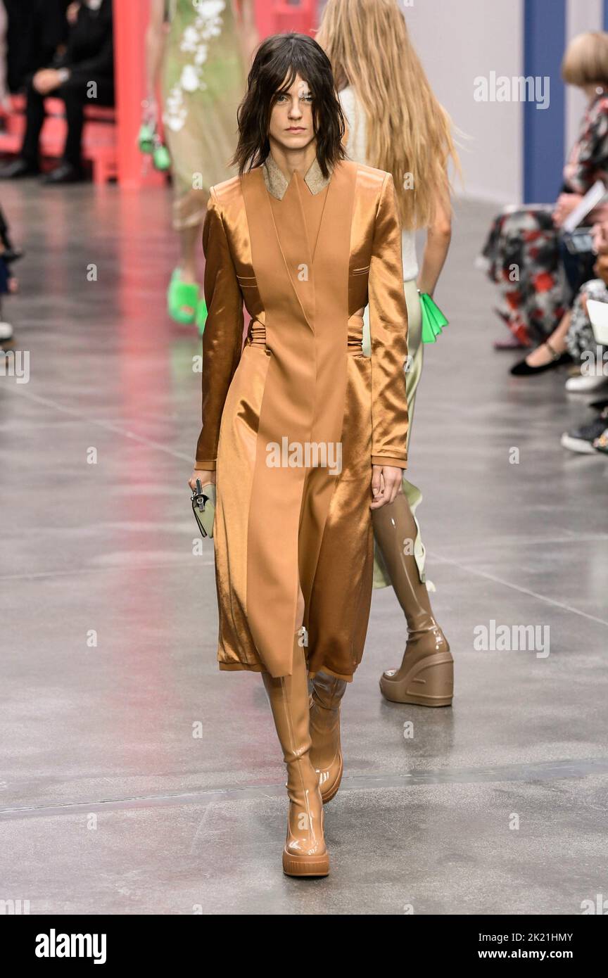 Woman with brown Fendi bag with wicker handle before Fendi fashion show,  Milan Fashion Week street style – Stock Editorial Photo © AndreaA.  #326232052