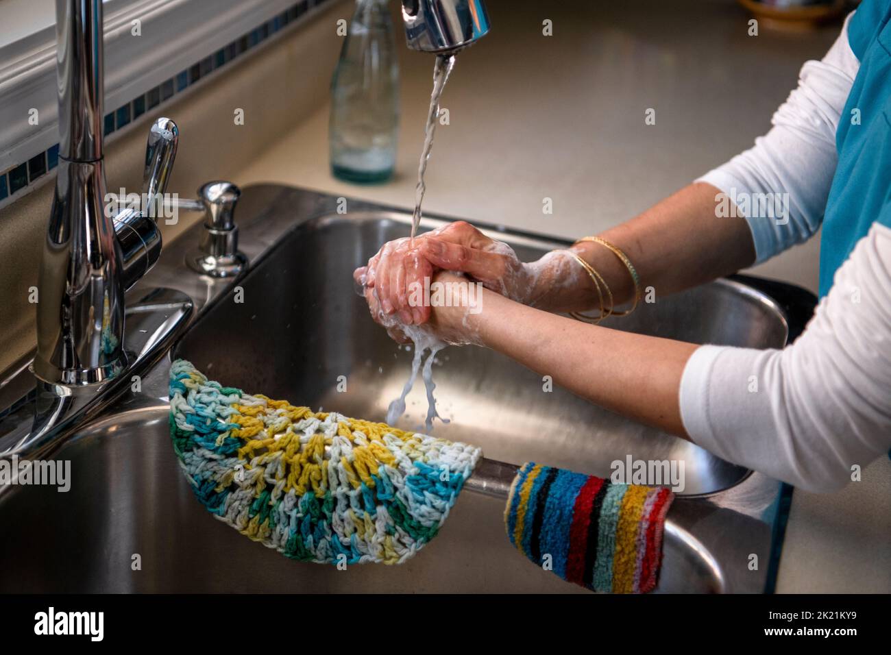 Covid scrubs washing hands hires stock photography and images Alamy