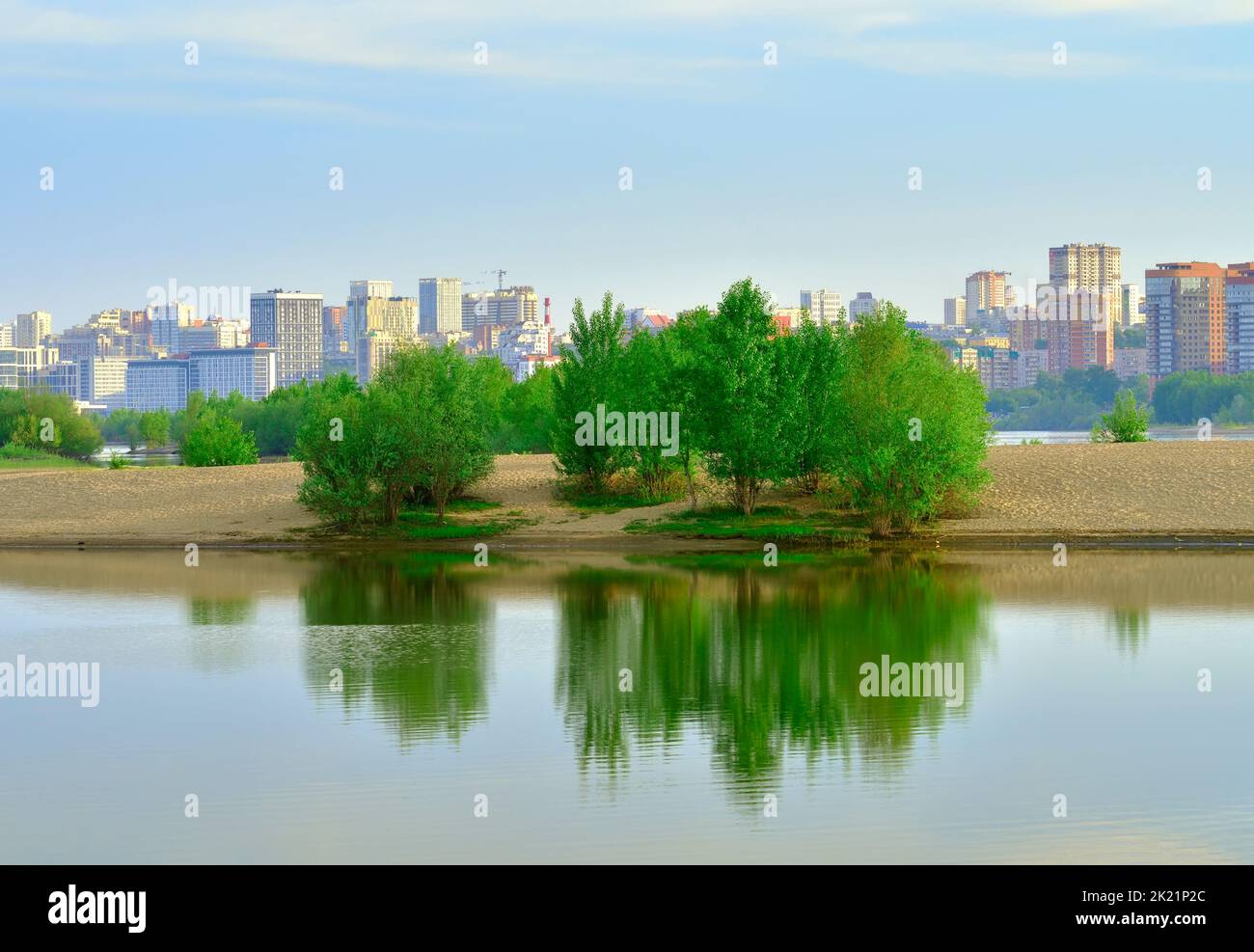 Sandy island on the Ob. Reflection of trees in the water of a river on the outskirts of a big city. Novosibirsk, Siberia, Russia, 2022 Stock Photo