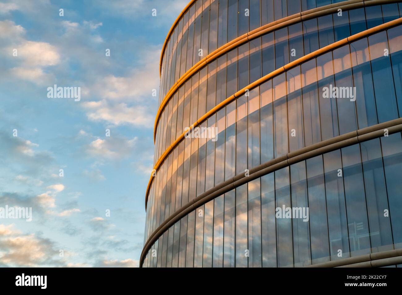 Blavatnik School of Government Architecture Reflections in the Early Morning. Oxford, Oxfordshire, England Stock Photo