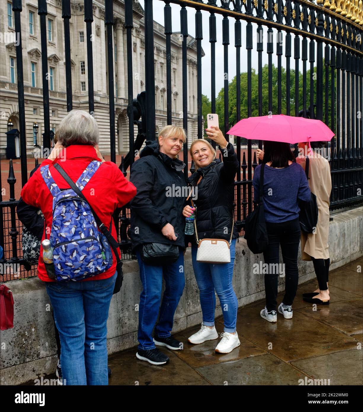 Visitors taking selfies by Buckingham Palace after the death of Queen ELizabeth II, london Stock Photo