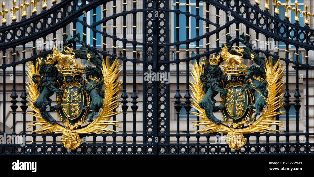 Royal crests on the gates of Buckingham Palace, London Stock Photo