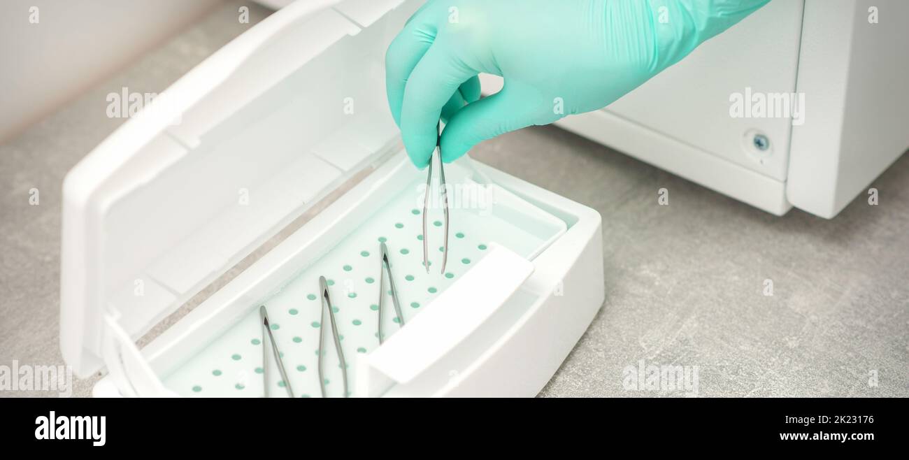 Hand disinfects tweezers with cleaning systems for medical instruments