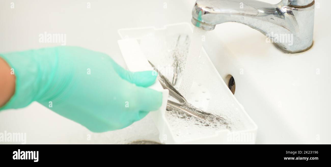 Hand in glove cleans the tweezers with water intray. Cleaning systems