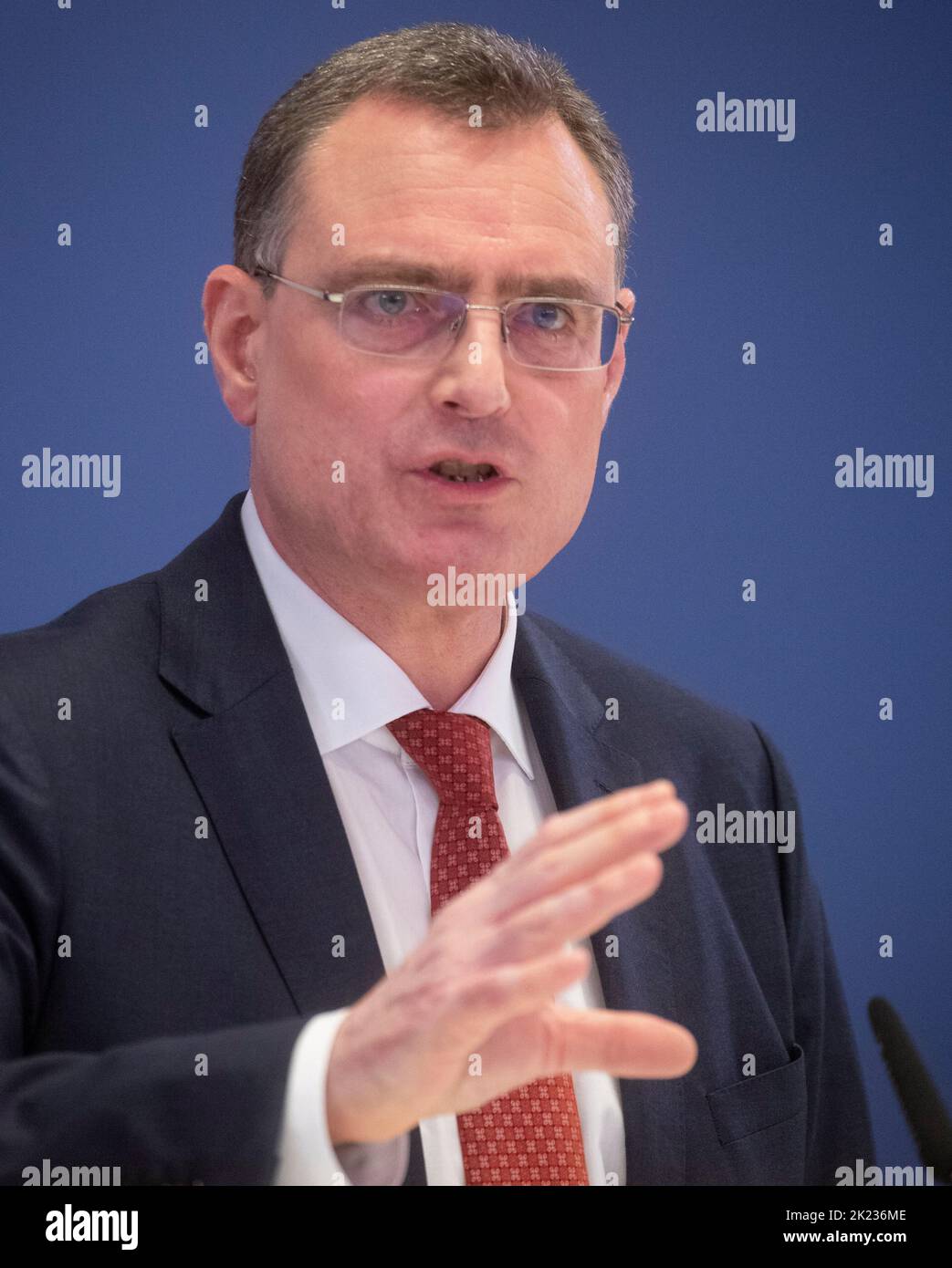 Swiss National Bank Chairman Thomas Jordan addresses a news conference in Zurich, September 22, 2022.  REUTERS/Arnd Wiegmann Stock Photo