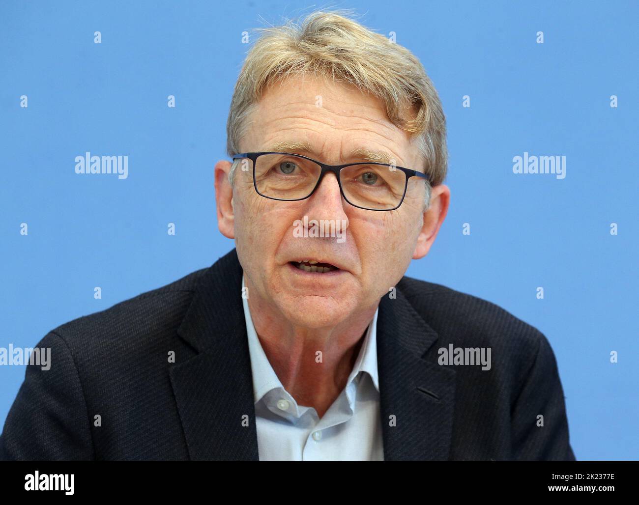Berlin, Germany. 22nd Sep, 2022. Helmut Frister takes part in a statement of the German Ethics Council on suicide - responsibility, prevention and free responsibility before the Federal Press Conference and answers questions from journalists. Credit: Wolfgang Kumm/dpa/Alamy Live News Stock Photo
