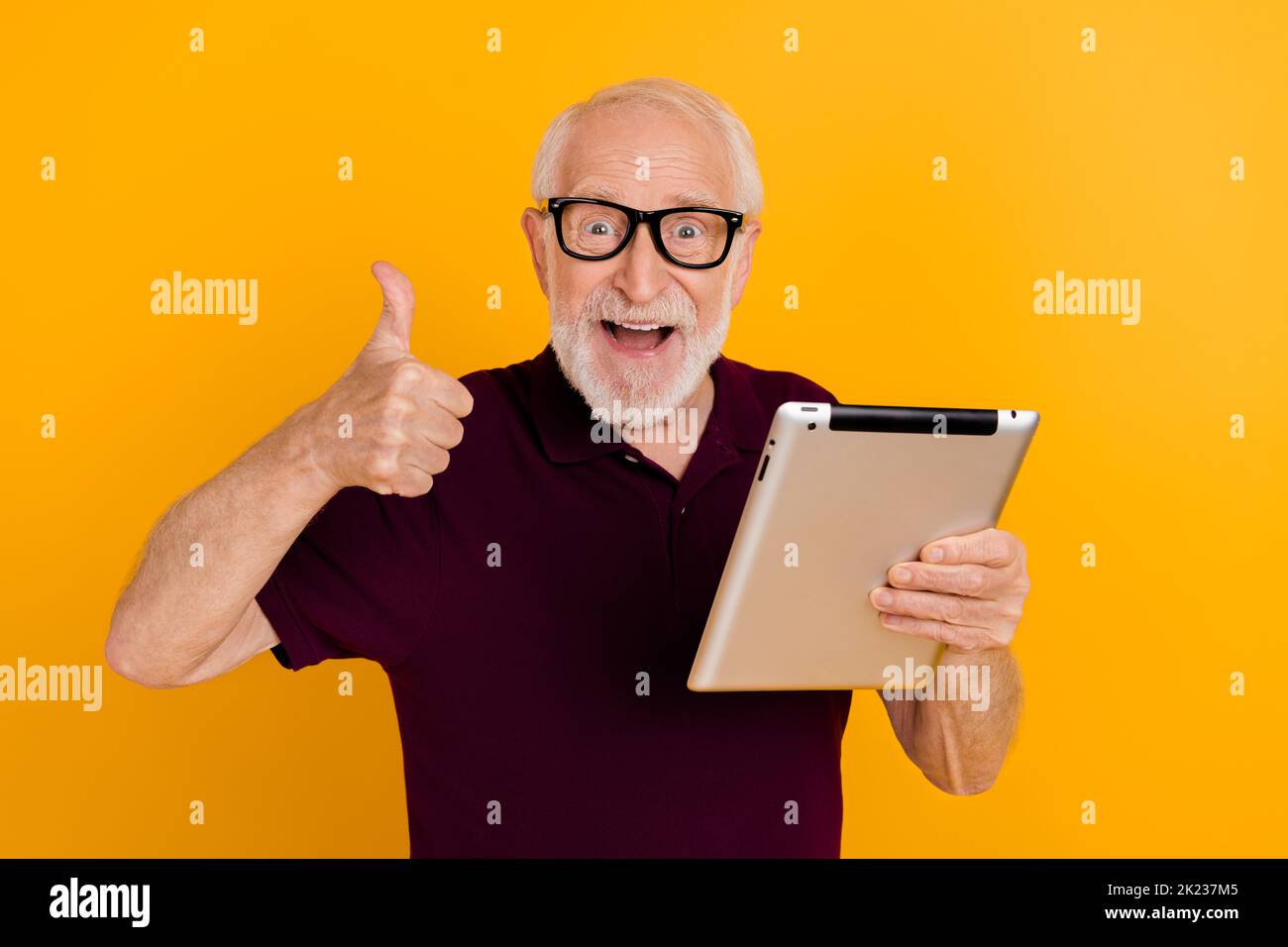 Photo of excited senior man use tablet show thumb-up approve good ...