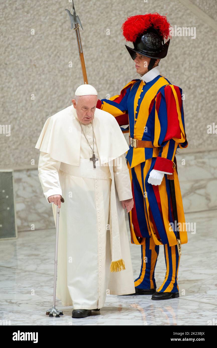 Rome, Italy. 22nd Sep, 2022. Italy, Rome, Vatican, 22/09/22. Pope Francis arrives with the help of his walking stick. as he meets in private audience with members of DELOITTE Global International in the Paul VI Hall.Italia, Roma, Vaticano, 22/09/22. Papa Francesco arriva aiutandosi con il suo bastone da passeggio, mentre incontra in udienza privata i membri di DELOITTE Global International nell'Aula Paolo VI. Photograph by Massimiliano MIGLIORATO/Catholic Press Photo Credit: Independent Photo Agency/Alamy Live News Stock Photo