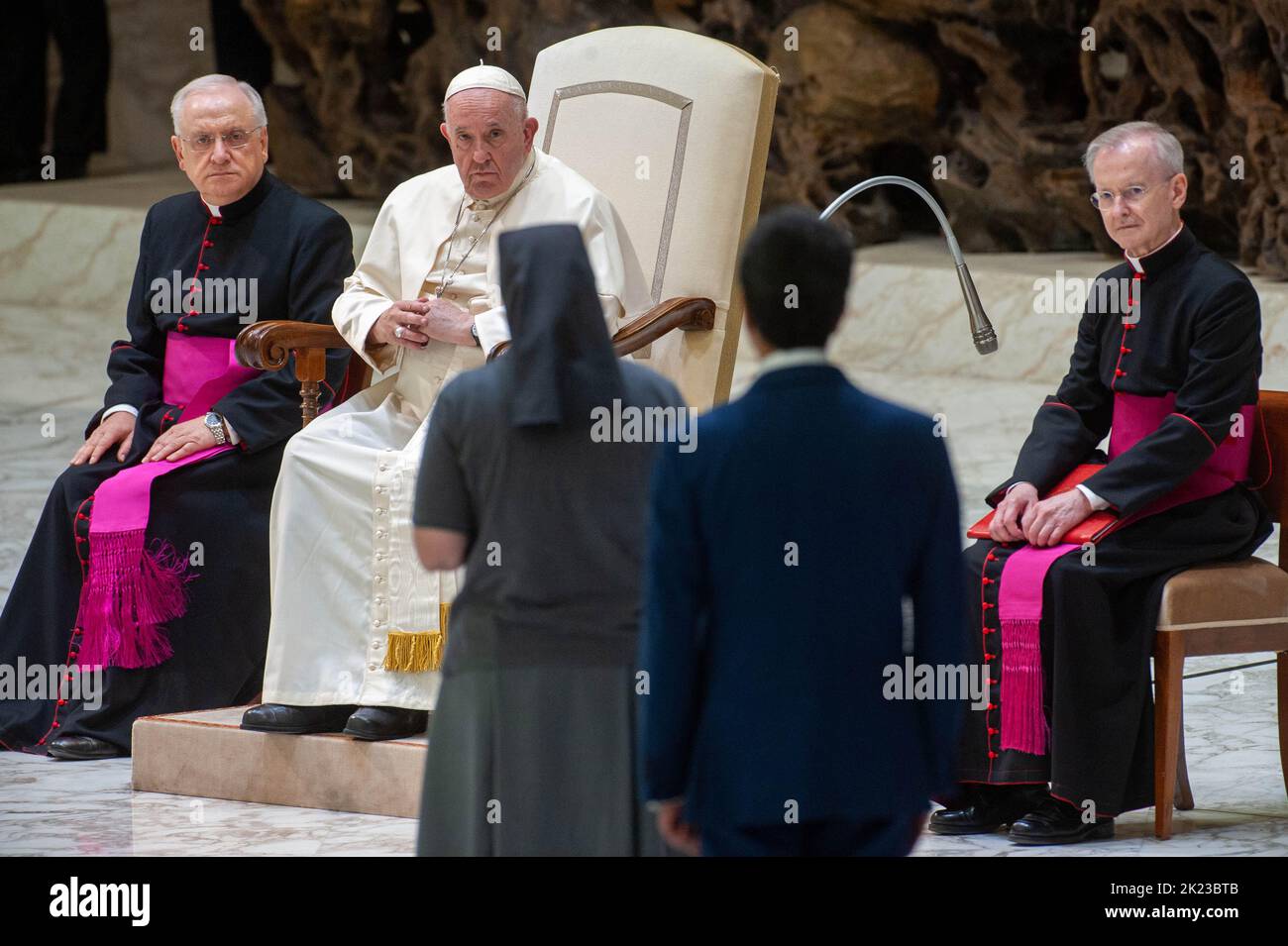 Rome, Italy. 22nd Sep, 2022. Italy, Rome, Vatican, 22/09/22. Pope Francis, flanked from left: Msgr. Leonardo Sapienza (L) and Msgr. Luis Maria Rodrigo Ewart (R) to leads his private audience with members of DELOITTE Global International in the Paul VI Hall. Italia, Roma, Vaticano, 22/09/22. Papa Francesco, affiancato da sinistra: Mons. Leonardo Sapienza (L) e Mons. Luis Maria Rodrigo Ewart (R), guida l'udienza privata con i membri di DELOITTE Global International nell'Aula Paolo VI. Photograph by Massimiliano MIGLIORATO/Catholic Press Photo Credit: Independent Photo Agency/Alamy Live News Stock Photo