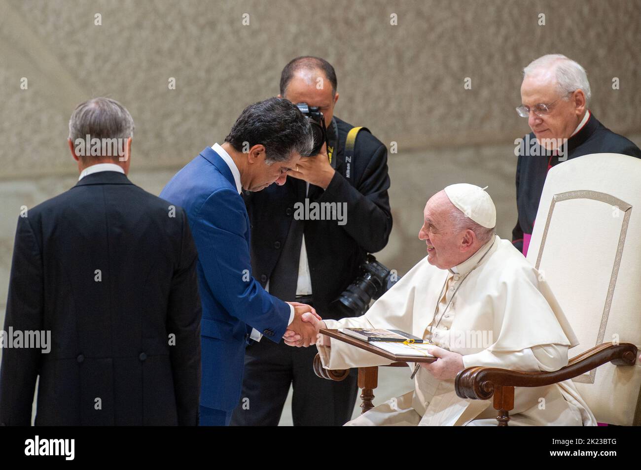 Rome, Italy. 22nd Sep, 2022. Italy, Rome, Vatican, 22/09/22. Pope Francis greets Punit Renjen, Managing Director of Deloitte Global, during a private audience with members of DELOITTE Global International in the Paul VI Hall.Italia, Roma, Vaticano, 22/09/22. Papa Francesco saluta Punit Renjen, Amministratore delegato di Deloitte Global, durante un'udienza privata con i membri di DELOITTE Global International nell'Aula Paolo VI. Photograph by Massimiliano MIGLIORATO/Catholic Press Photo Credit: Independent Photo Agency/Alamy Live News Stock Photo
