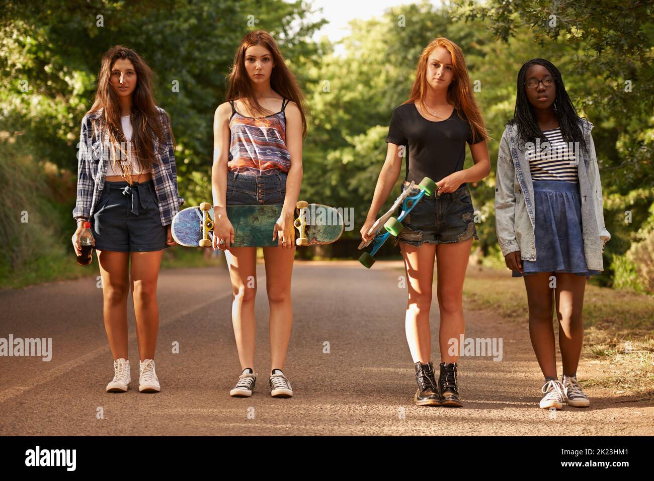 Group of young teens outdoors hi-res stock photography and images - Alamy