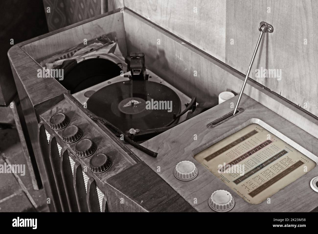 BW, Ferguson 401 Radiogram, with vinyl 12' LP album, valve technology, 1960 Stock Photo