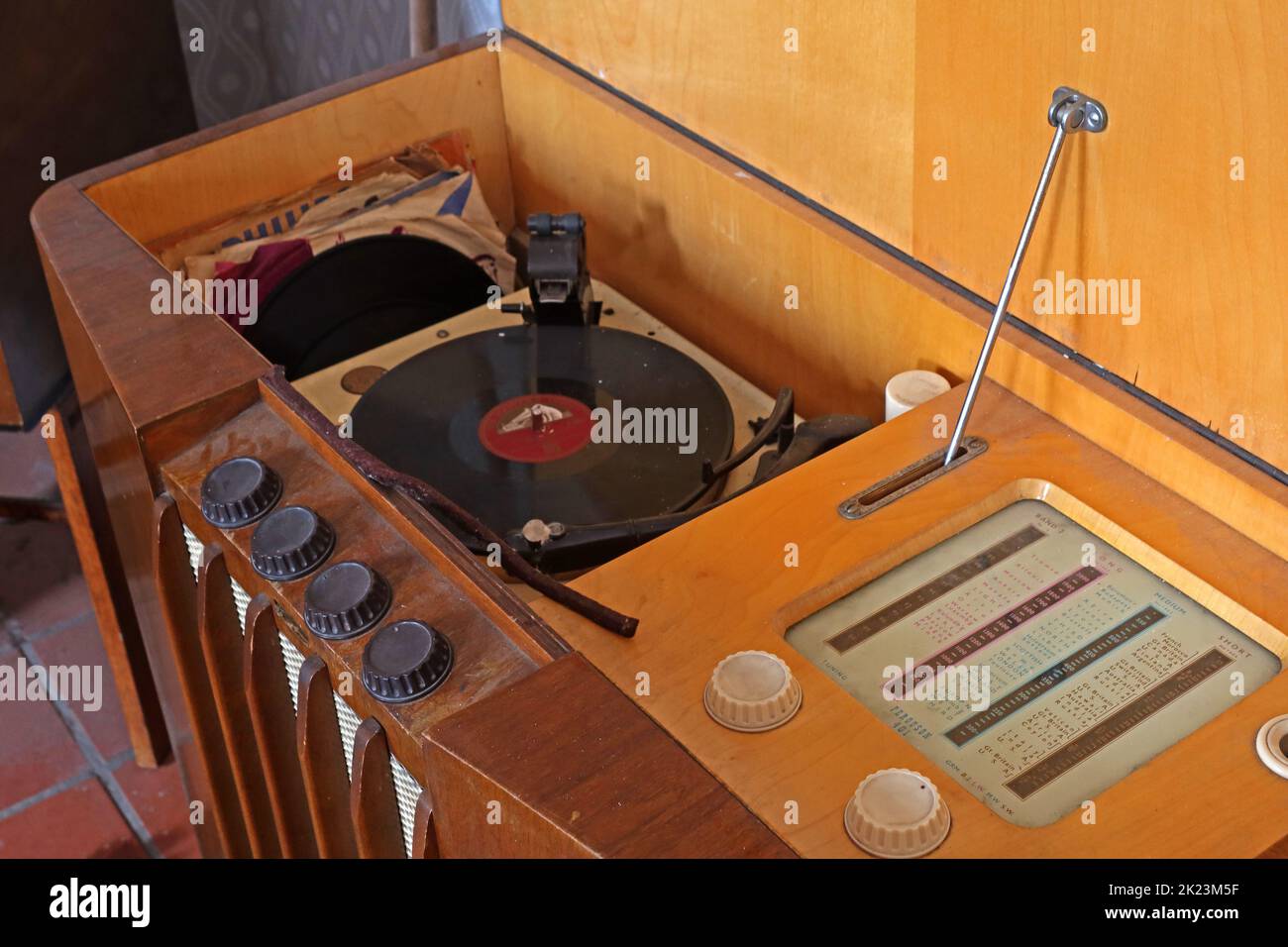 Ferguson 401 Radiogram, with vinyl 12' LP album, valve technology, 1960 Stock Photo