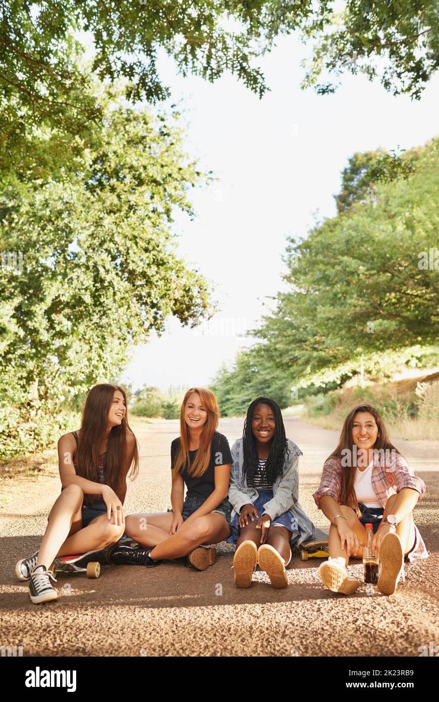 Group of teens hi-res stock photography and images - Alamy