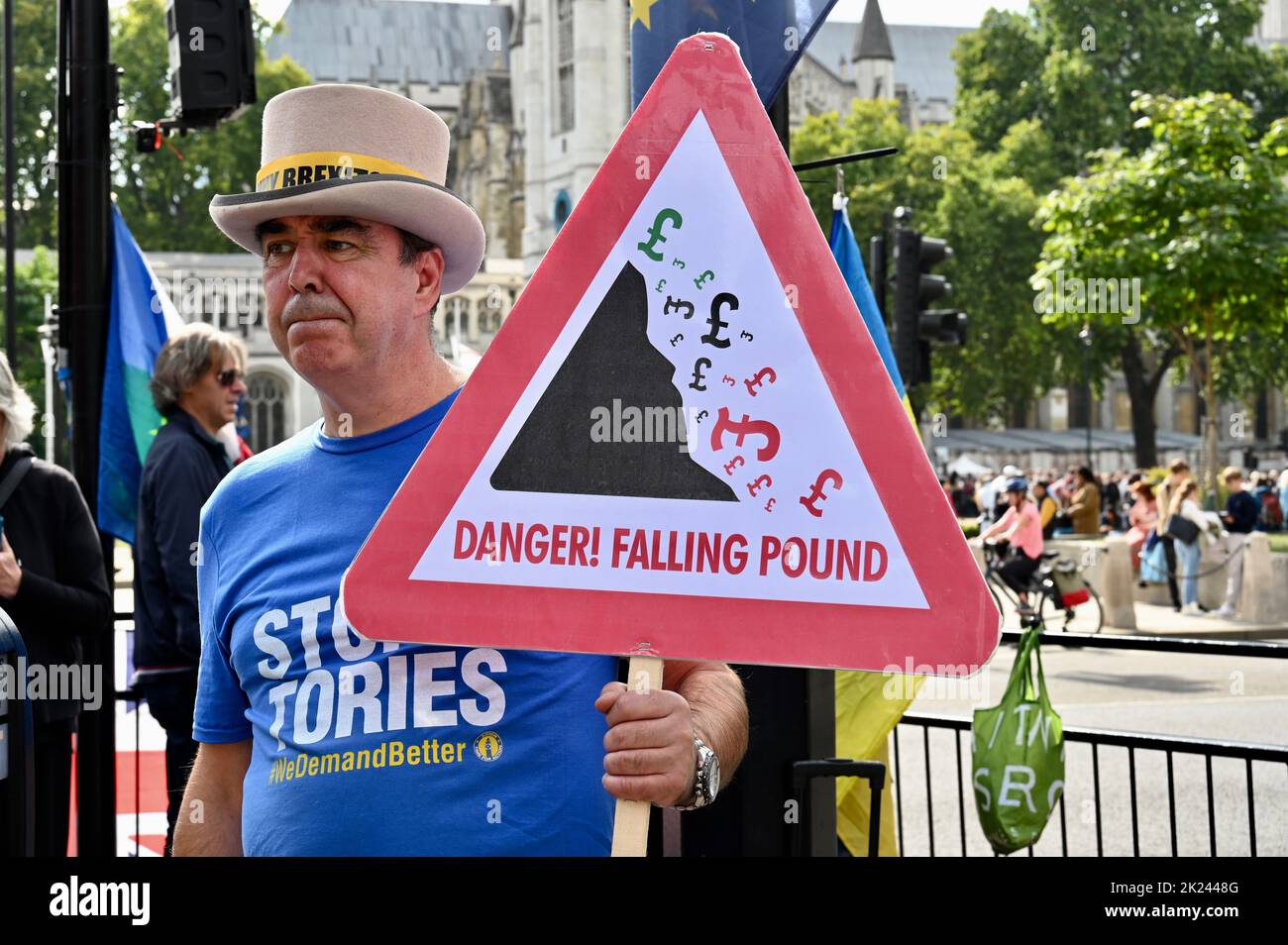 London, UK. Anti Tory Government Protester Steve Bray displays a new sign on the day that the Bank of England raised the interest rate by 0.5% to 2.25 %. Parliament Square, Westminster. Stock Photo