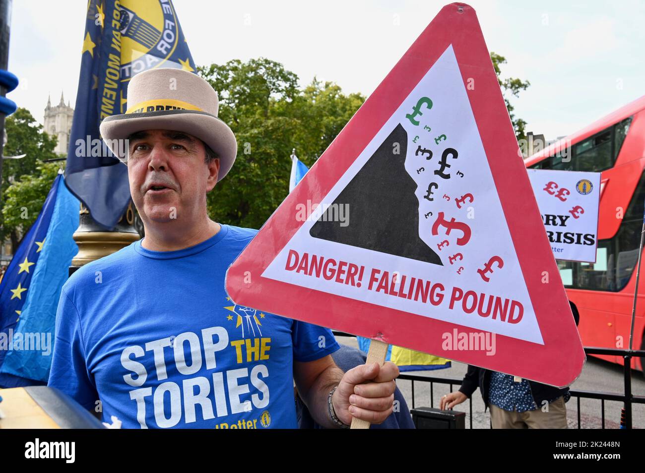 London, UK. Anti Tory Government Protester Steve Bray displays a new sign on the day that the Bank of England raised the interest rate by 0.5% to 2.25 %. Parliament Square, Westminster. Stock Photo