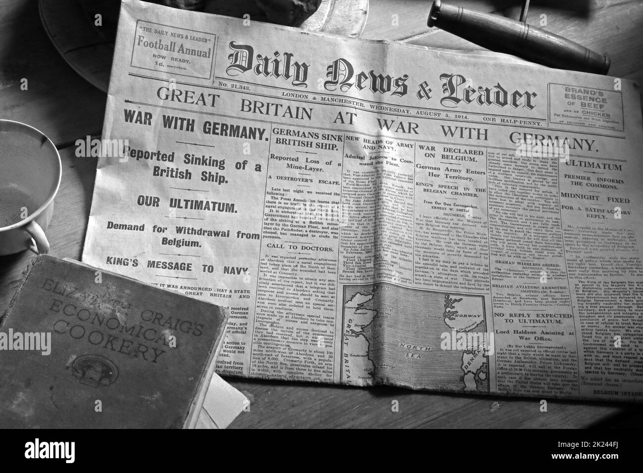 Daily News & Reader, Great Britain at war with Germany, old newspaper headline, Reported sinking of British ship, 05/08/1914 Stock Photo