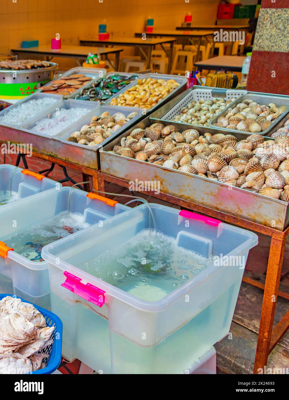 Bangkok Thailand 22. Mai 2018 Seafood blue live crabs clams oysters and ...