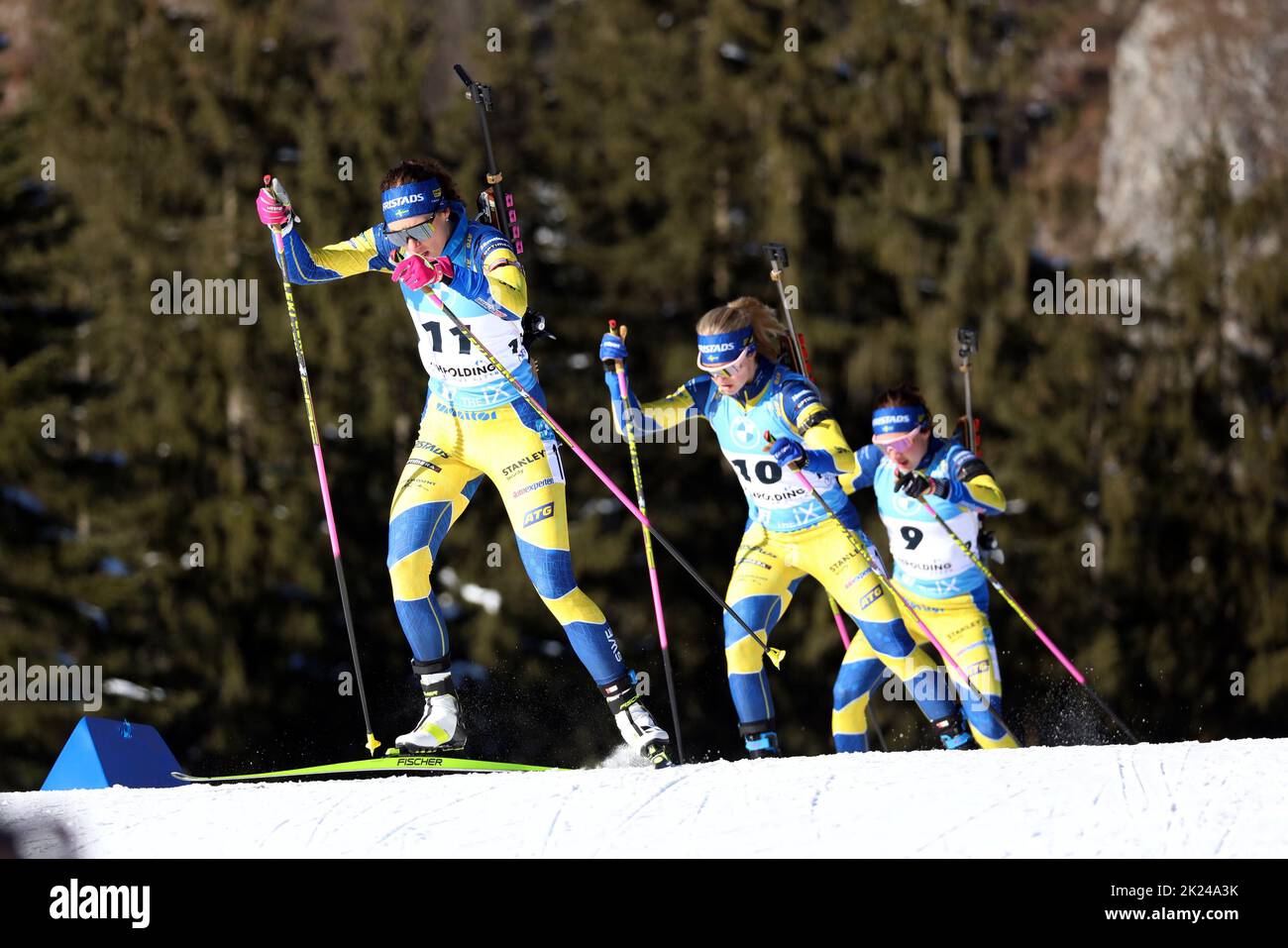 Der Schweden-Express auf der Aufholjagd, angeführt von Hanna Oeberg (Schweden / SWE)  beim IBU Biathlon Weltcup Pursuit 10 km Frauen Ruhpolding 2022 Stock Photo